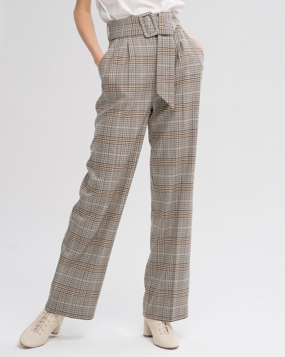 Широкие прямые брюки из плотной вискозы с посадкой на талии. Дополнены длинным поясом в тон изделия с обтяжной пряжкой. Свободный крой и структурированный силуэт позволяет создавать не только деловые, но и расслабленные повседневные образы. Брюки универсальной длины, поэтому легко сочетаются как с плоским ходом, так и с обувью на каблуках.

На модели размер XS