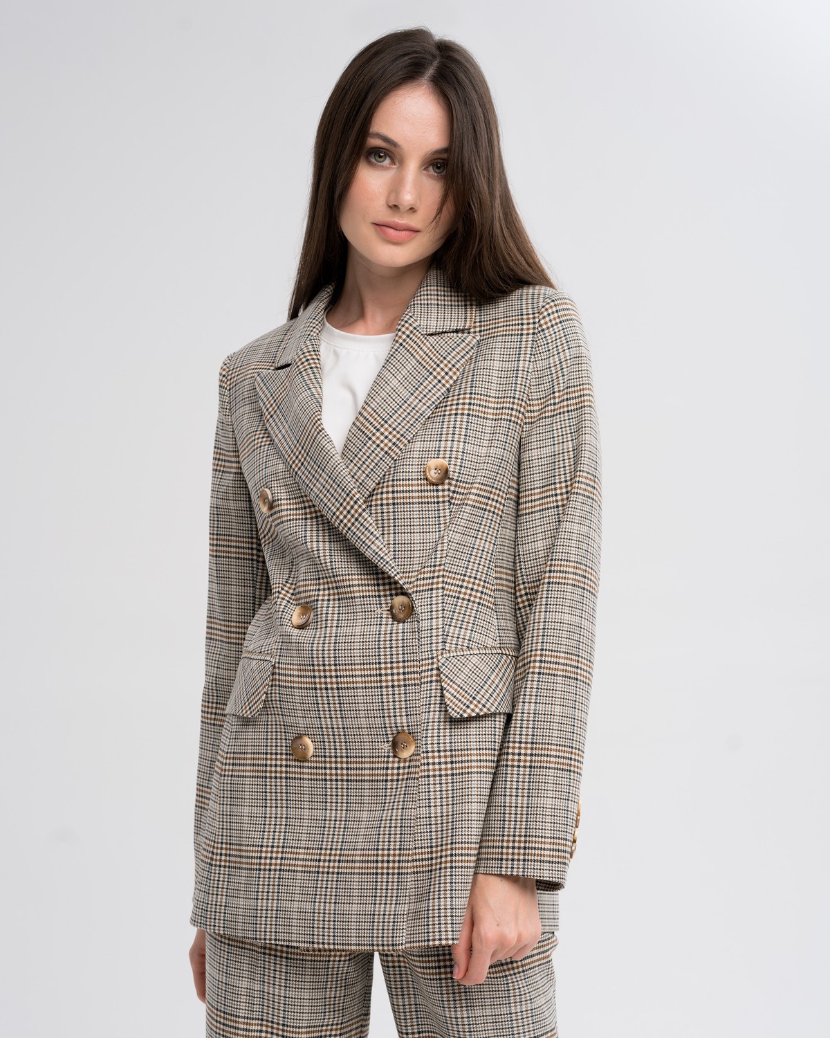 Жакет двубортный приталенный, цвет: серо-бежевая клетка Allweneed Слегка приталенный двубортный жакет из плотной мягкой вискозы послужит удачным дополнением не только к деловым нарядам, но и к повседневным образам. Незаменимый элемент базового гардероба, который легко сочетать с брюками, юбками, платьями и денимом.
На модели размер XS