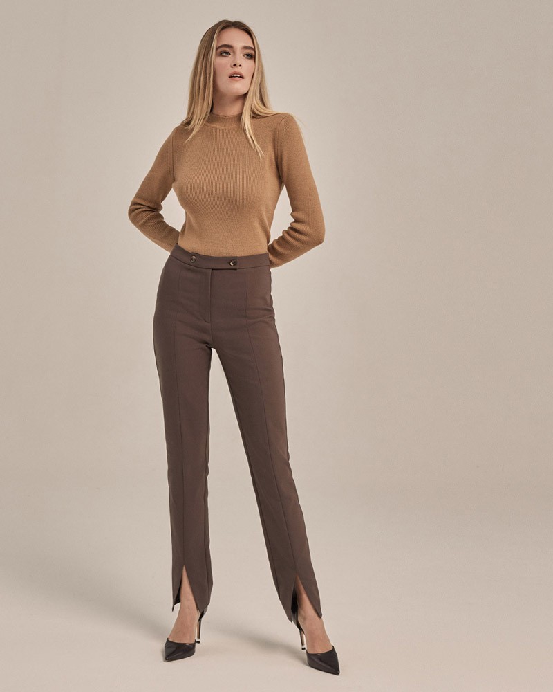 Брюки дудочки зауженные к низу. Брюки дополнены рельефными швами и разрезами спереди внизу, которые позволяют визуально удлинить ноги. Пояс декорирован двумя пуговицами в тон изделия.

На модели размер XS