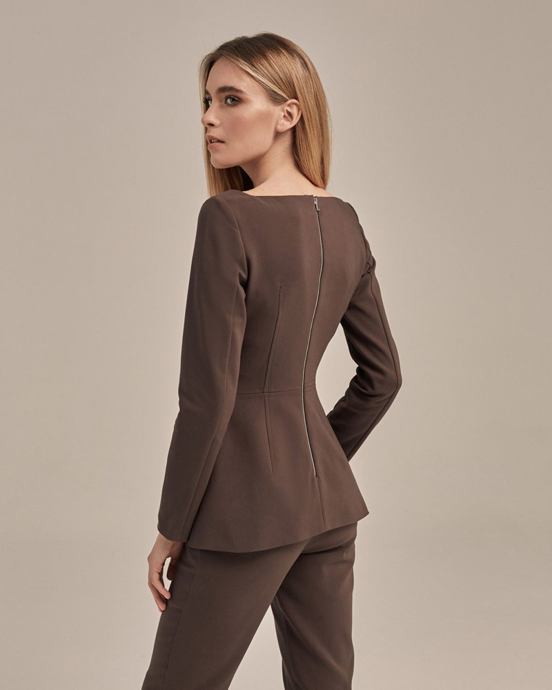 Блуза приталенная с вырезом-каре, цвет: темно-коричневый Allweneed Блуза приталенного силуэта с глубоким вырезом каре. Блуза, отрезная по талии, создает женсвтенные очертания фигуры. Застежка на металлическую молнию на спинке. Блузу можно сочетать как с юбкой, так и с зауженными брюками.
На модели размер XS