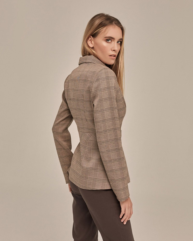 Жакет женский двубортный, прилегающего силуэта с боковыми карманами. Модель дополнена втачным поясом, который способен подчеркнуть талию и придать фигуре силуэт песочные часы. Сочетайте жакет с юбками и брюками на высокой посадке, создавая множество образов.

На модели размер XS