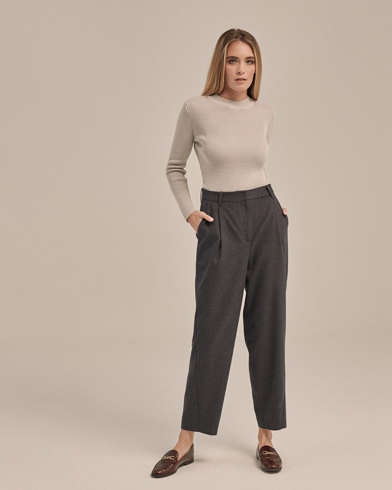 Брюки-бананы свободного силуэта в области бедер и зауженные к низу. Моедль дополнена акцентными боковыми швами, которые переходят на переднюю половинку. На поясе приделаны шлевки, что позволяет носить брюки с ремнем, который добавит уникальности вашему образу. Брюки можно носить как отдельно, так и в сочетании с жакетом-oversize.