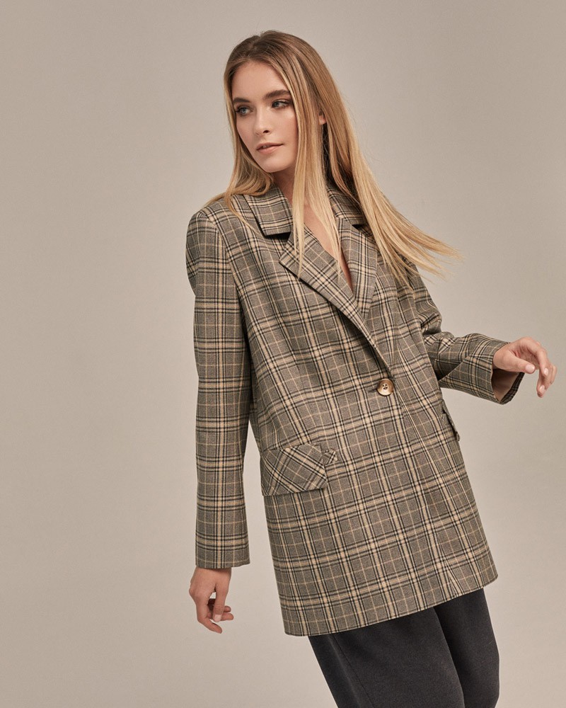 Удлиненный однобортный жакетс плечевыми накладками. Крой oversize дает отсылку к стилю мужского пиджака. Модель полуприталенного силуэта подчеркивает женственность фигуры. Жакет можно сочетать с брюками в тон, узкой юбкой или джинсами.

На модели размер XS/S

