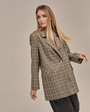 Удлиненный однобортный жакетс плечевыми накладками. Крой oversize дает отсылку к стилю мужского пиджака. Модель полуприталенного силуэта подчеркивает женственность фигуры. Жакет можно сочетать с брюками в тон, узкой юбкой или джинсами.

На модели размер XS/S


