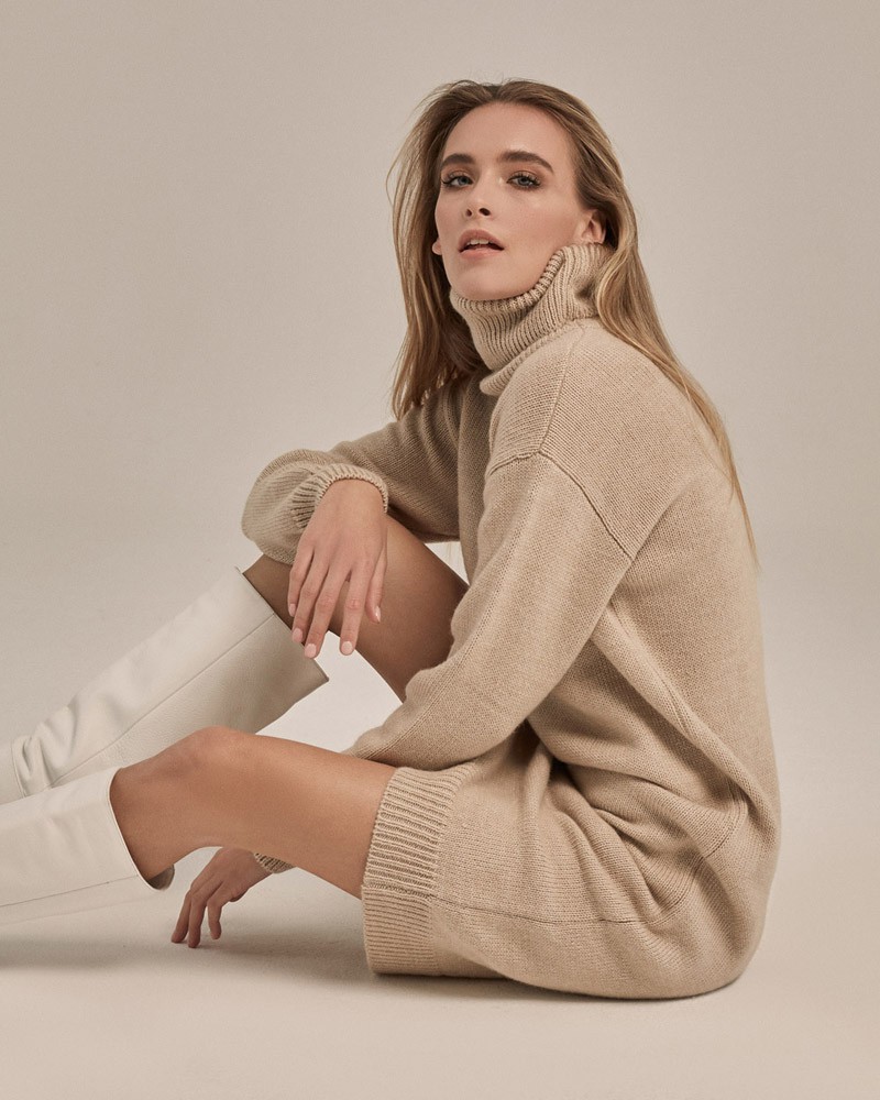 Платье трикотажное, цвет: светло-бежевый Allweneed Трикотажное платье длины миди прямого кроя. Дополнено широким высоким воротом. По низу рукава и низу изделия притачан манжет, что создает удобство при ношении платья. Идеальный вариант для прохладных зимнихпрогулок и уютных посиделок с друзьями.