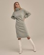 Трикотажное платье длины миди прямого кроя. Дополнено широким высоким воротом. По низу рукава и низу изделия притачан манжет, что создает удобство при ношении платья. Идеальный вариант для прохладных зимнихпрогулок и уютных посиделок с друзьями.