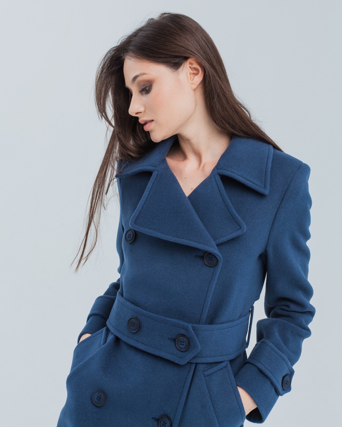 Пальто-тренч Dandy с поясом на пуговицах, цвет: серо-синий Allweneed Двубортное пальто-тренчс кокеткой по спинке, широким поясом на пуговицах и шлицей сзади.
Рукава декорированы патами на пуговицах. Классический крой в сочетании с элементами стиля милитари - отличная альтернатива минимализму.
На модели размер XS