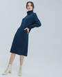 Трикотажное платье длины миди прямого кроя. Дополнено широким высоким воротом. По низу рукава и низу изделия притачан манжет, что создает удобство при ношении платья. Идеальный вариант для прохладных зимнихпрогулок и уютных посиделок с друзьями.