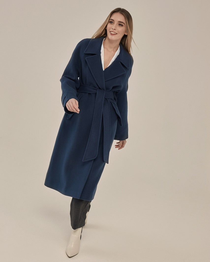 Пальто-халат длины миди с клапанами на карманах, рукавом реглан. Дополнено декоративными отстрочками и воротником-стойка с фигурным вырезом. Данная модель красиво подчеркивает женственные формы за счет пояса.

Пальто утеплено и будет греть вас до -10.

На модели размер XS