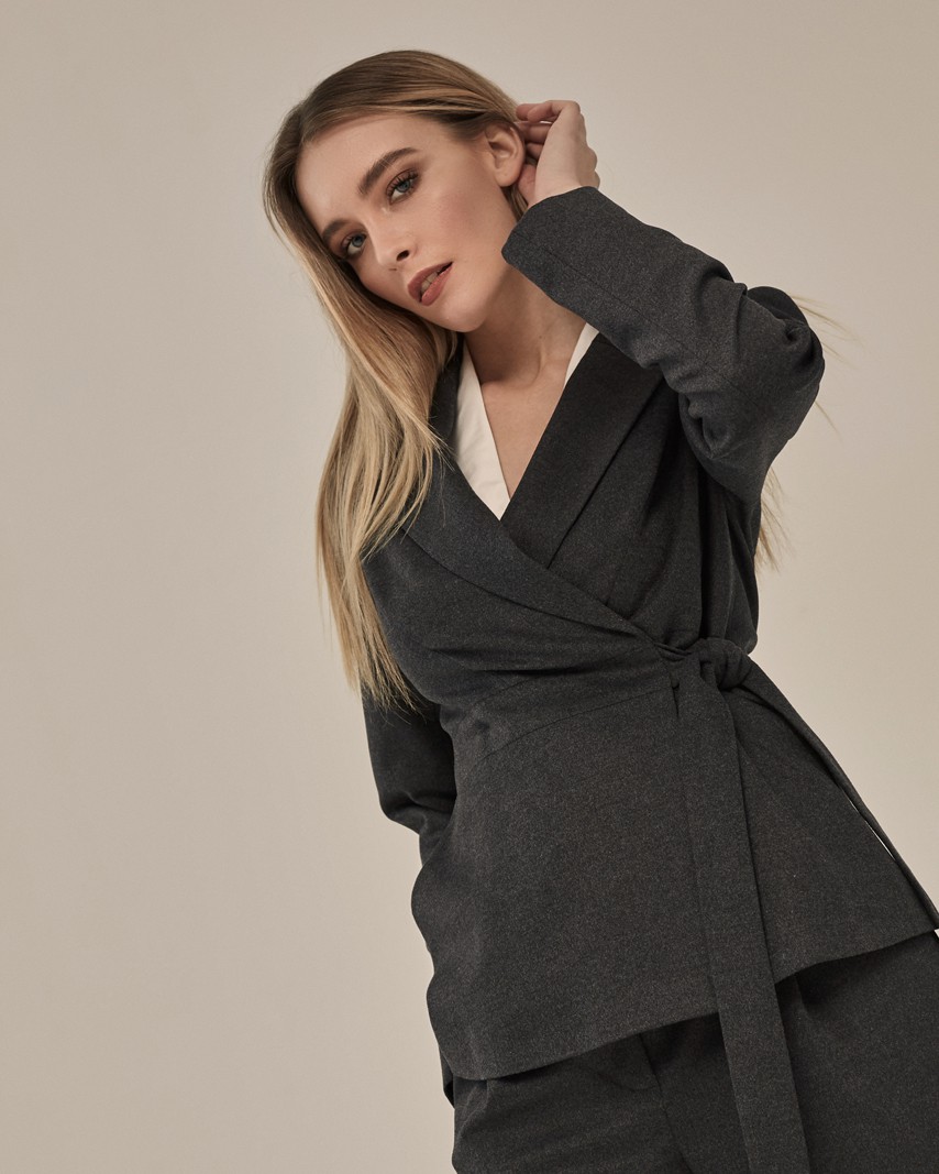 Жакет женский двубортный, прилегающего силуэта с боковыми карманами. Модель дополнена втачным поясом, который способен подчеркнуть талию и придать фигуре силуэт песочные часы. Сочетайте жакет с юбками и брюками на высокой посадке, создавая множество образов.

На модели размер XS