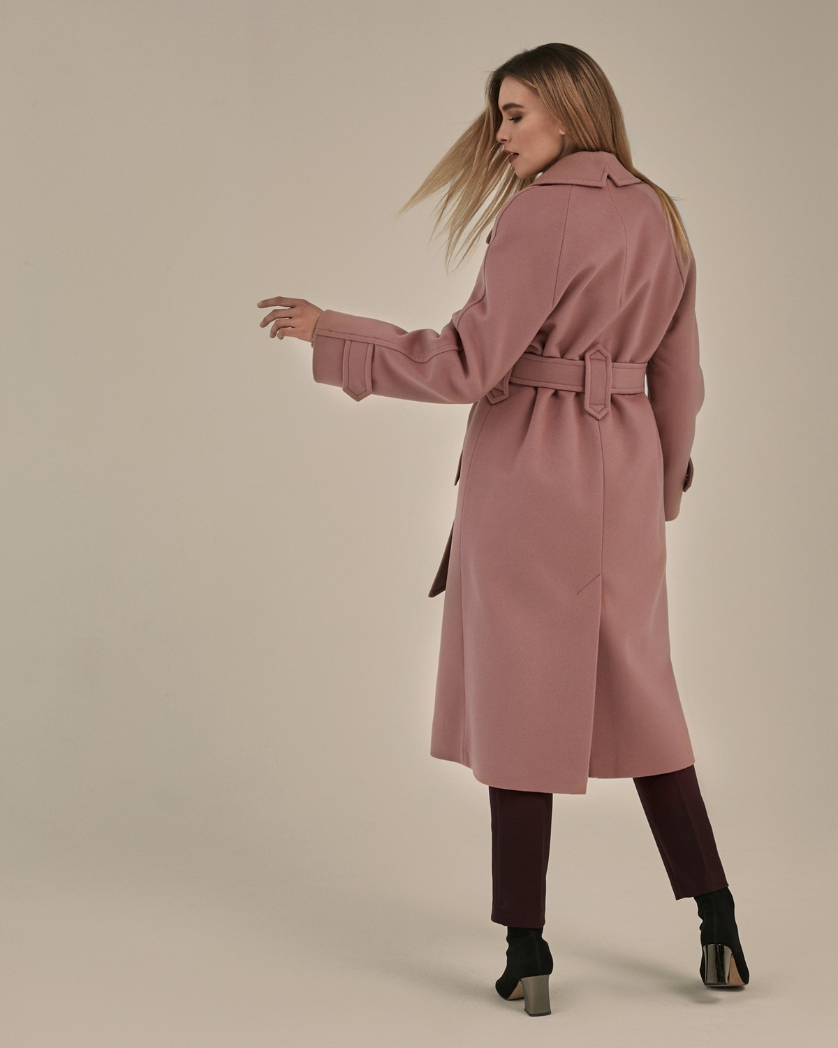 Пальто-халат длины миди с клапанами на карманах, рукавом реглан. Дополнено декоративными отстрочками и воротником-стойка с фигурным вырезом. Данная модель красиво подчеркивает женственные формы за счет пояса.

Пальто утеплено и будет греть вас до -10.

На модели размер XS