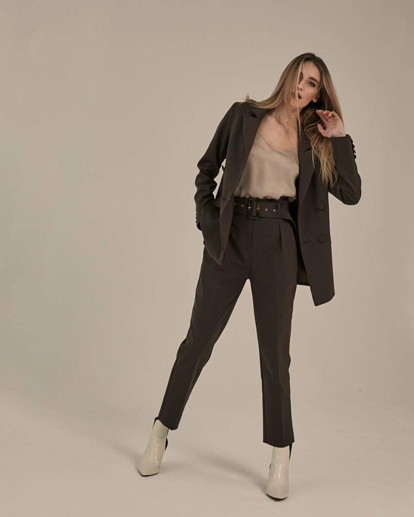 Слегка зауженные брюки на высокой талии. Дополнены поясом с трендовой в этом сезоне роговой пряжкой. Сочетайте с однотонным жакетом из комплекта для создания изысканного, делового или вечернего образа. Брюки этой модели выпускаются в нашей коллекции уже несколько сезонов подряд, поэтому их посадка безупречна.

На модели размер XS
