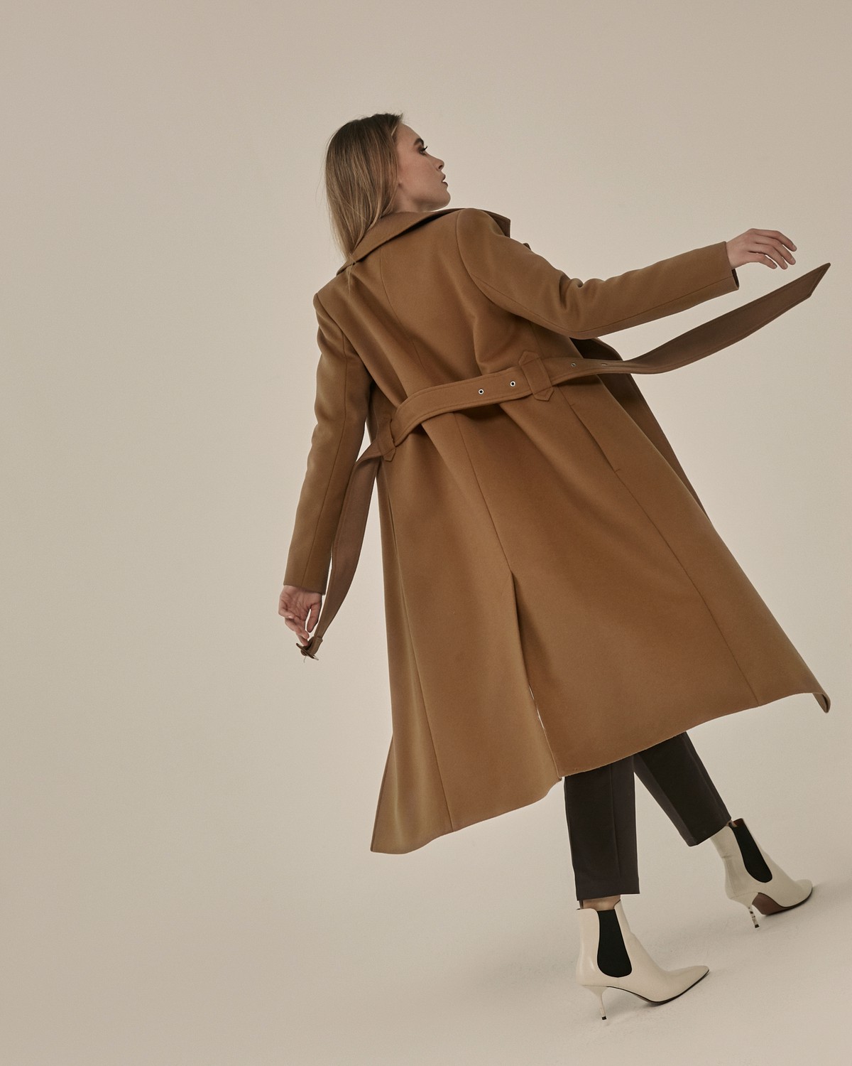 Утепленное пальто-халат с втачанным рукавом классической посадки и английским воротником. Дополнено поясом с пряжкой в тон изделия и скрытыми кнопками по внутренней полочке. Благодаря утонченному крою и утеплителю в подкладке с пальто можно создавать элегантные и женственные зимние образы. Эта модель - один из бестселлеров осенней коллекции, которую мы повторили в утепленном варианте.

Модель будет согревать вас до -10 градусов.

На модели размер XS