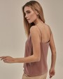 Топ шелковый в бельевом стиле, цвет: пыльно-розовый Allweneed Двухслойный шелковый топ в бельевом стиле с V образным вырезом незаменимая база. Надевайте его подо все под жакет, под свитер, под кардиган, или носите поверх футболки. Наш совет купите топ в нескольких цветах, сочетающихся с вашим любимым брючным костюмом, чтобы создавать больше образов под настроение.
На модели размер XS