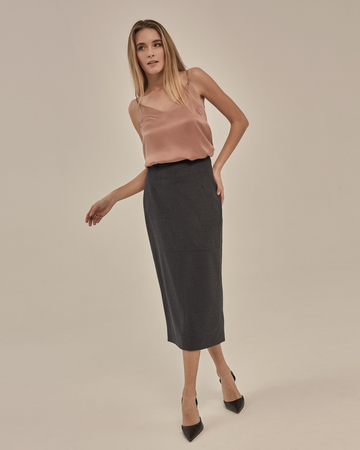 Прямая юбка-карандаш длины миди. В среднем шве по спинке застежка на потайную молнию. Юбка состоит из четырех частей - со средним швом и горизонтальным, выше колена. Сзади присутствует разрев, который не будет стеснять движение. Базовая юбка, которую можно сочетать с жакетами и блузами различных цветов.

На модели размер XS