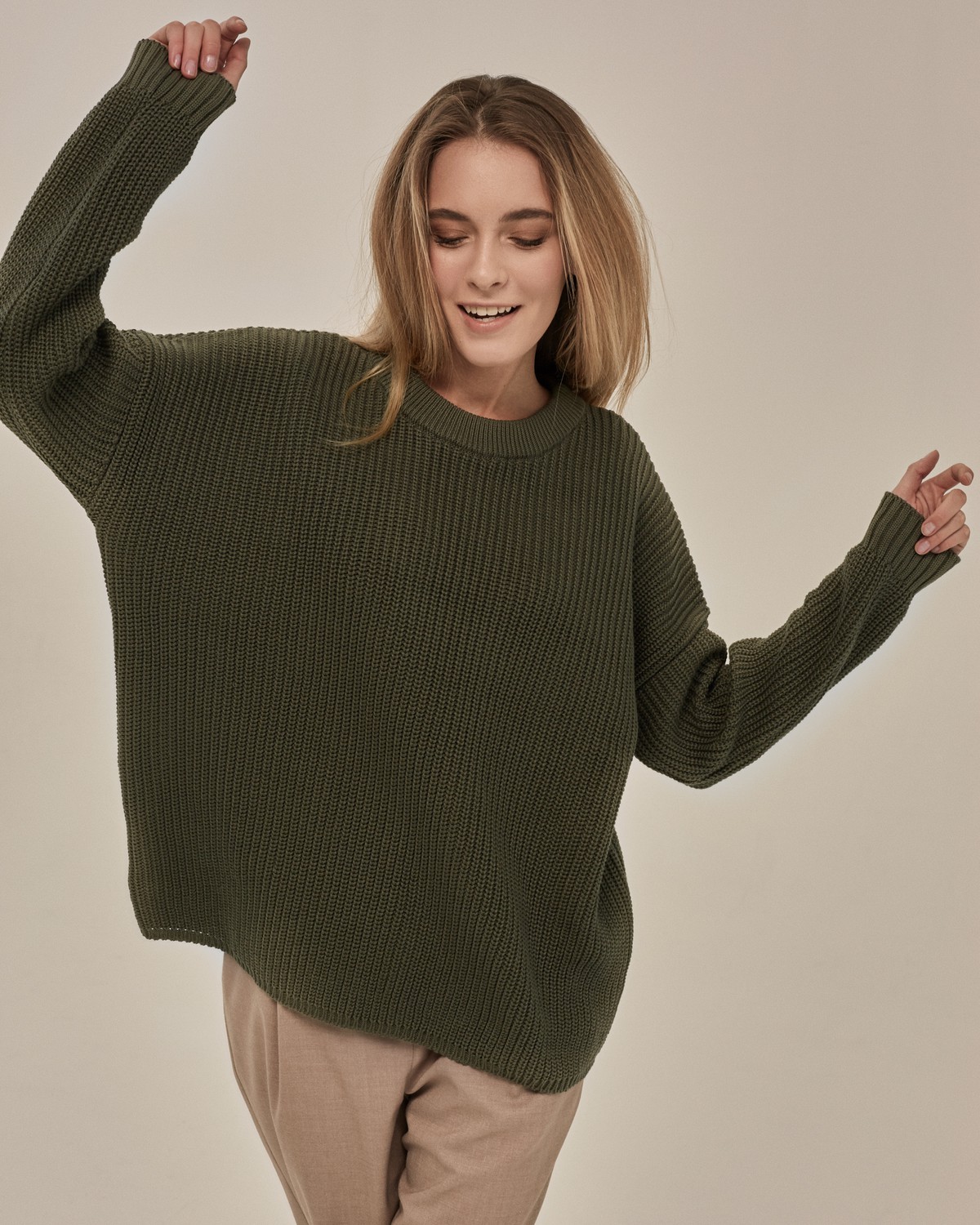 Хлопковый свитер крупной вязки с круглым вырезом. В нем удобно и уютно, его обладательница будет выглядеть как никогда женственно и изящно. Нежный хлопок дышит и позволяет поддерживать оптимальный температурный режим.