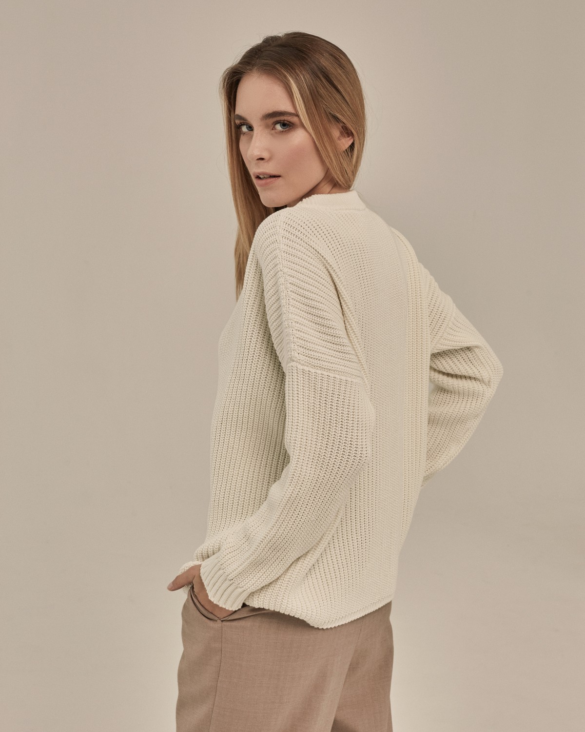 Хлопковый свитер крупной вязки с круглым вырезом. В нем удобно и уютно, его обладательница будет выглядеть как никогда женственно и изящно. Нежный хлопок дышит и позволяет поддерживать оптимальный температурный режим.