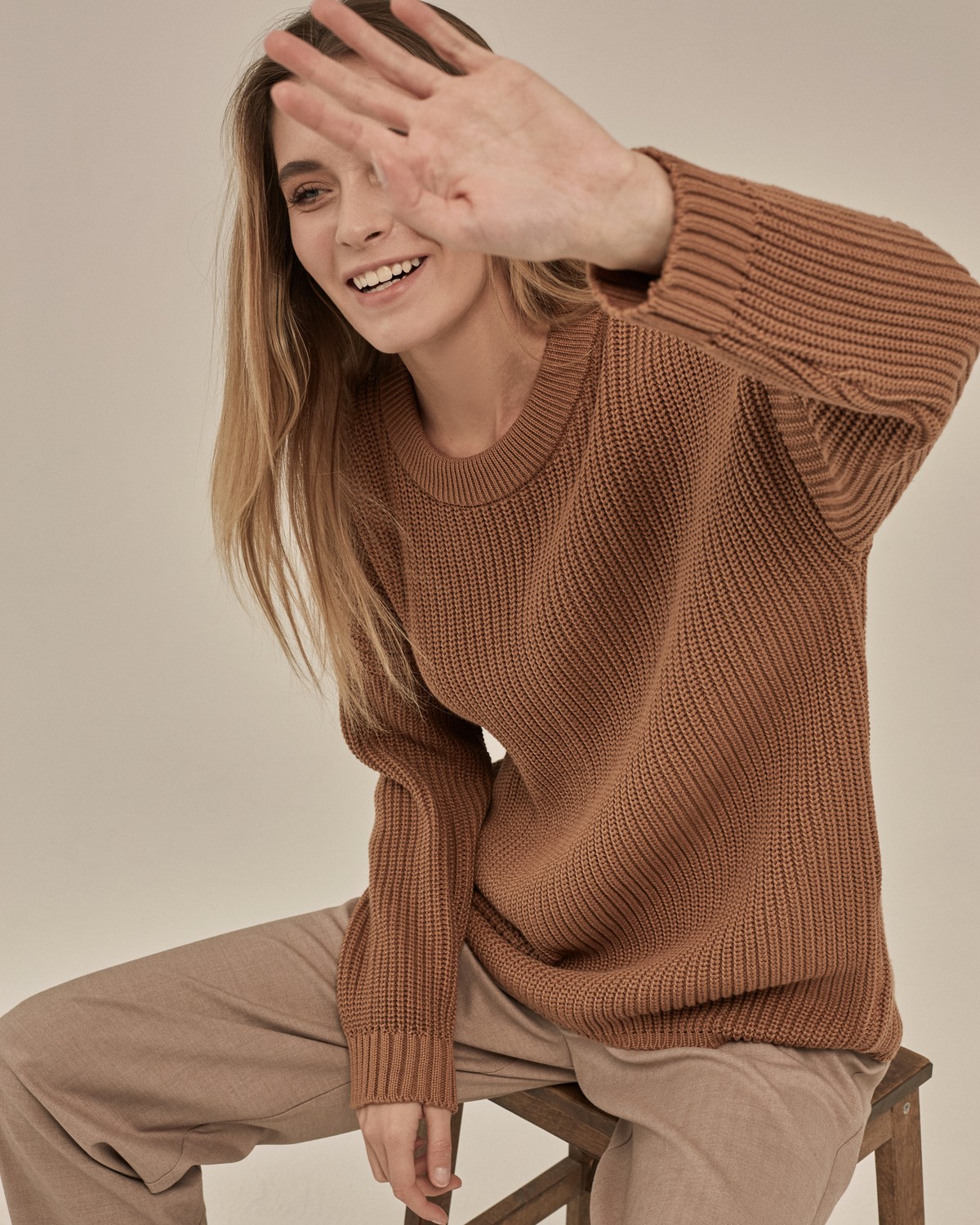 Хлопковый свитер крупной вязки с круглым вырезом. В нем удобно и уютно, его обладательница будет выглядеть как никогда женственно и изящно. Нежный хлопок дышит и позволяет поддерживать оптимальный температурный режим.