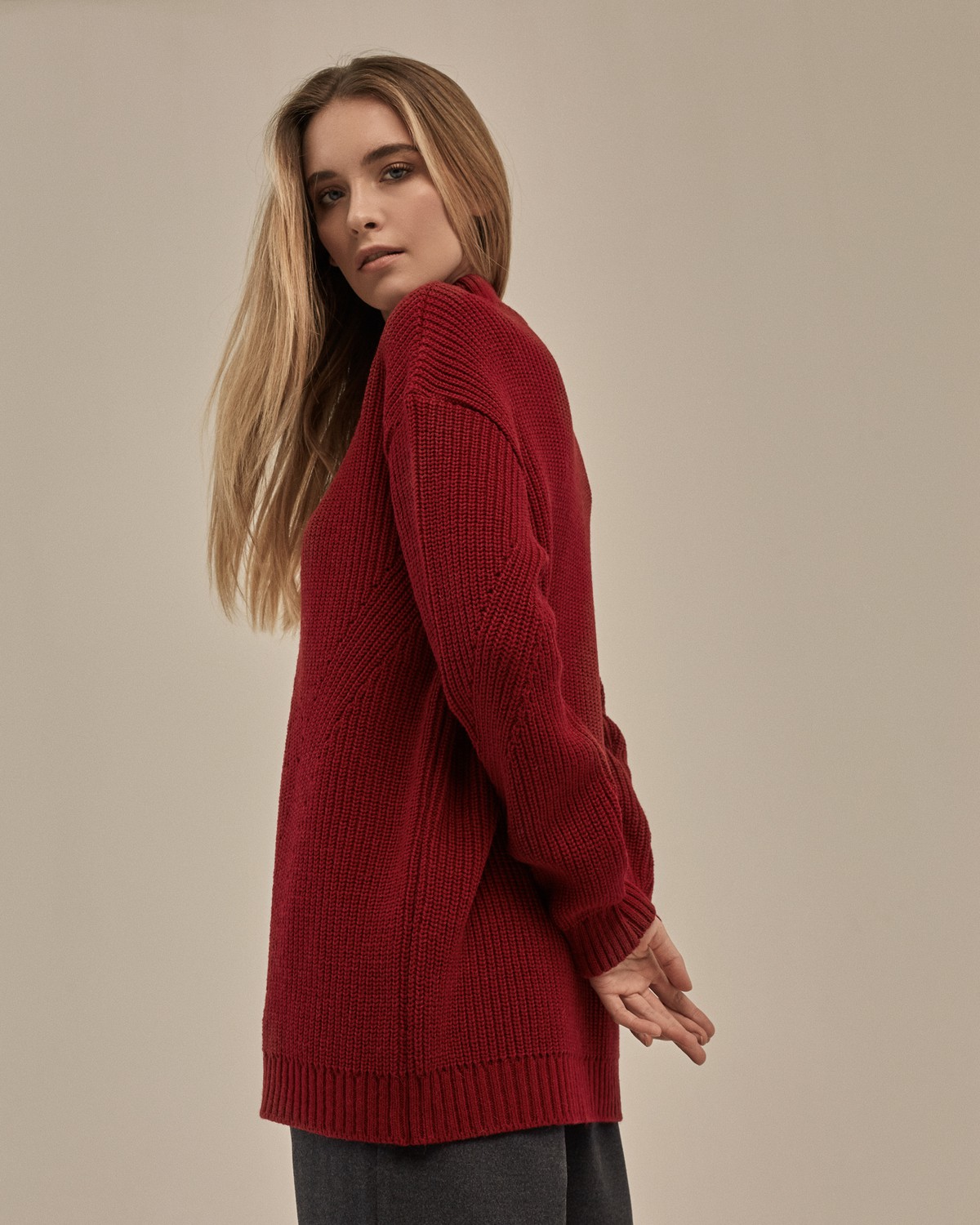 Теплый свитер с добавлением шерсти альпака. Модель дополнена фигурной вязкой спереди. Приятной особенностью является то, что свитер мягкий на ощупь и не колется. Сочетайте данную модель с джинсами или в деловом образе.