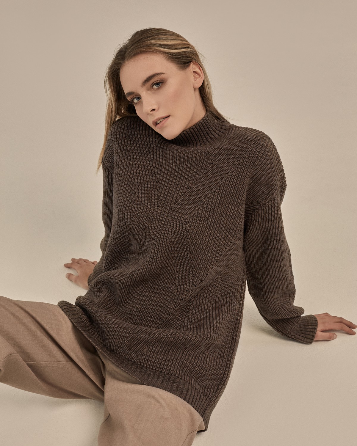 Теплый свитер с добавлением шерсти альпака. Модель дополнена фигурной вязкой спереди. Приятной особенностью является то, что свитер мягкий на ощупь и не колется. Сочетайте данную модель с джинсами или в деловом образе.