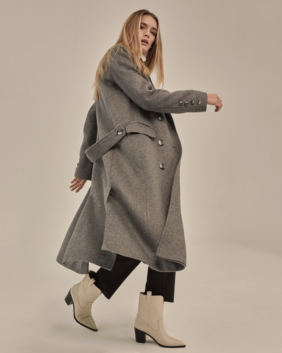 Двубортное пальто прямого кроя длины миди из мягкой шерсти на подкладе с двумя шлицами. Дополнено хлястиком на спинке. Главное преимущество этой модели - структурированный силуэт.

На модели размер XS