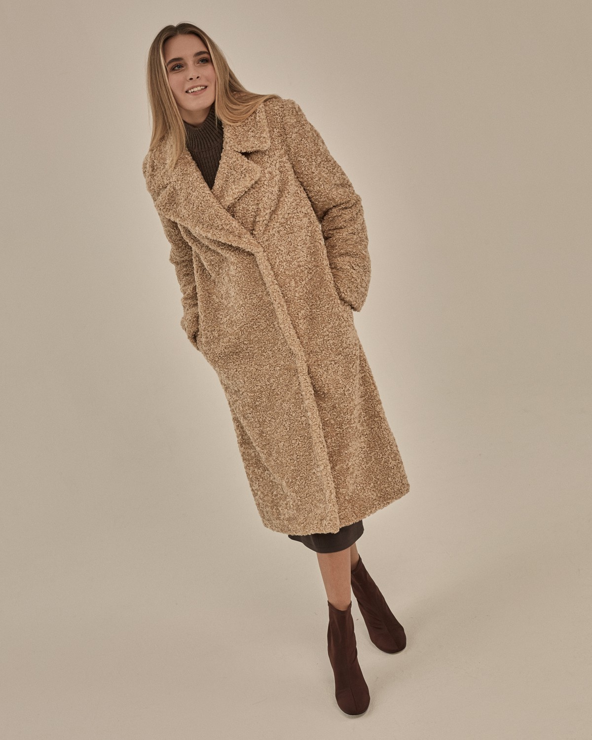 Удлиненнаяшуба из искусственного меха с отделкой под овчину. Застегивается на кнопки. Универсальный фасон позволяет создавать как повседневные, так и вечерние образы.

Температурный режим: до -7/-10 градусов

На модели размер XS