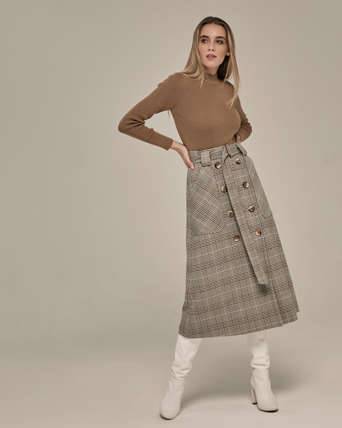 Двубортная юбка,расширенная к низу, с отрезным поясом,застегивающимся на 1 пуговицу и 1 глазковую петлю. Съемный пояс позволяет дополнять образ подходящими аксессуарами. Юбку можно сочетать как со строгой рубашкой, так и с расслабленной блузой для вечернего выхода.

На модели размер XS