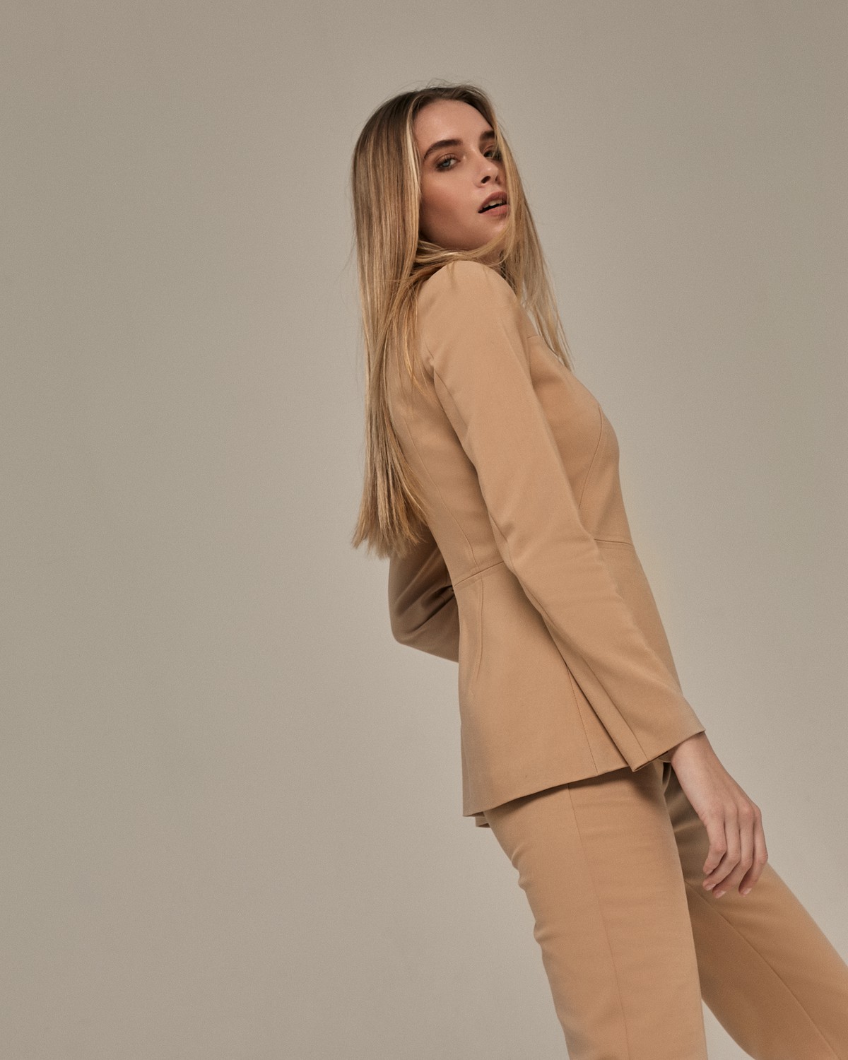 Блуза приталенного силуэта с глубоким вырезом каре. Блуза, отрезная по талии, создает женсвтенные очертания фигуры. Застежка на металлическую молнию на спинке. Блузу можно сочетать как с юбкой, так и с зауженными брюками.

На модели размер XS