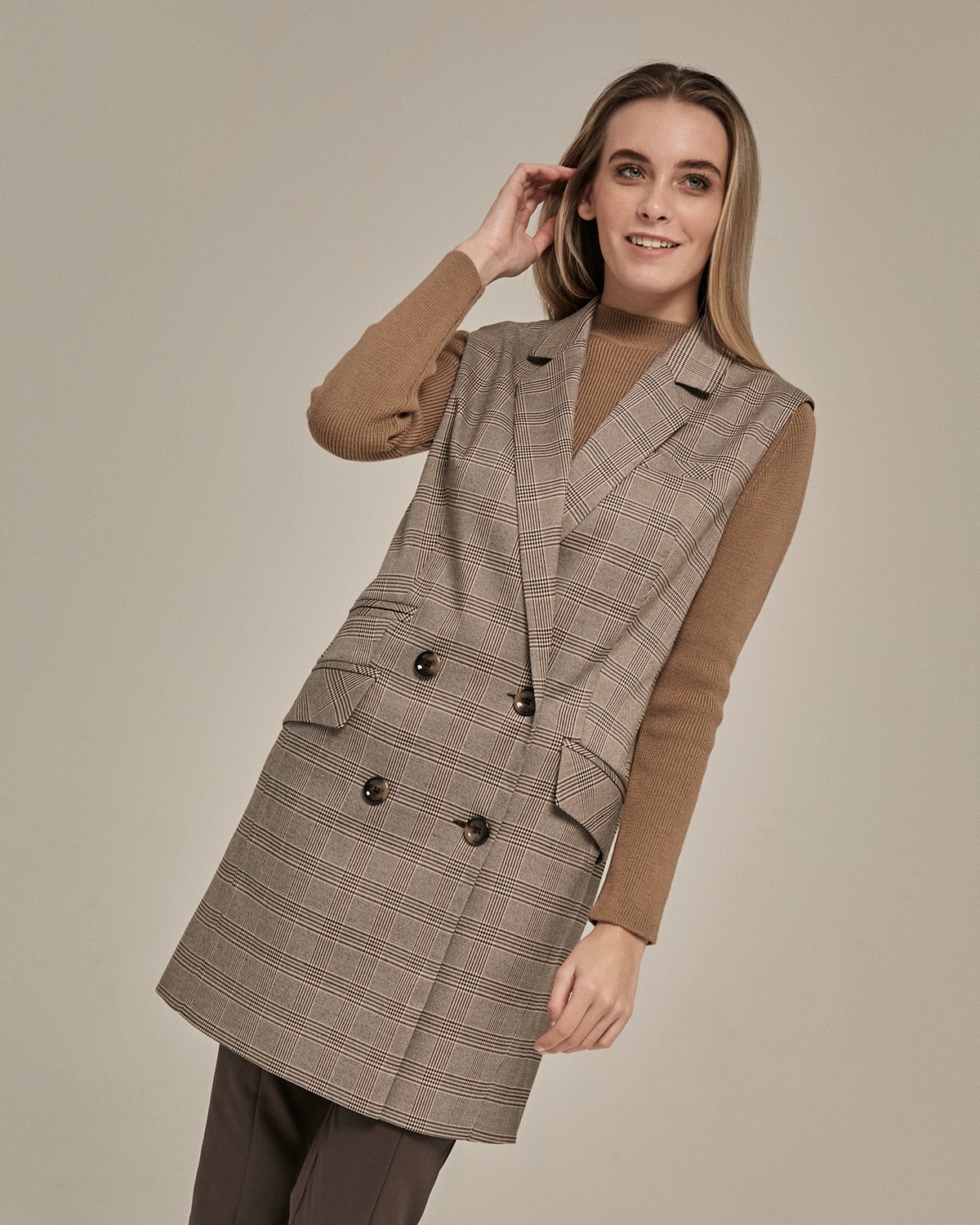 Двубортный жилет из плотной ткани, дополненный карманами. Сочетайте его с брюками в тон или джинсами, создавая множество образов. Универсальная вещь на осень, так как жилет можно использовать как верхний слой вместо тренча или накидки.

На модели размер XS