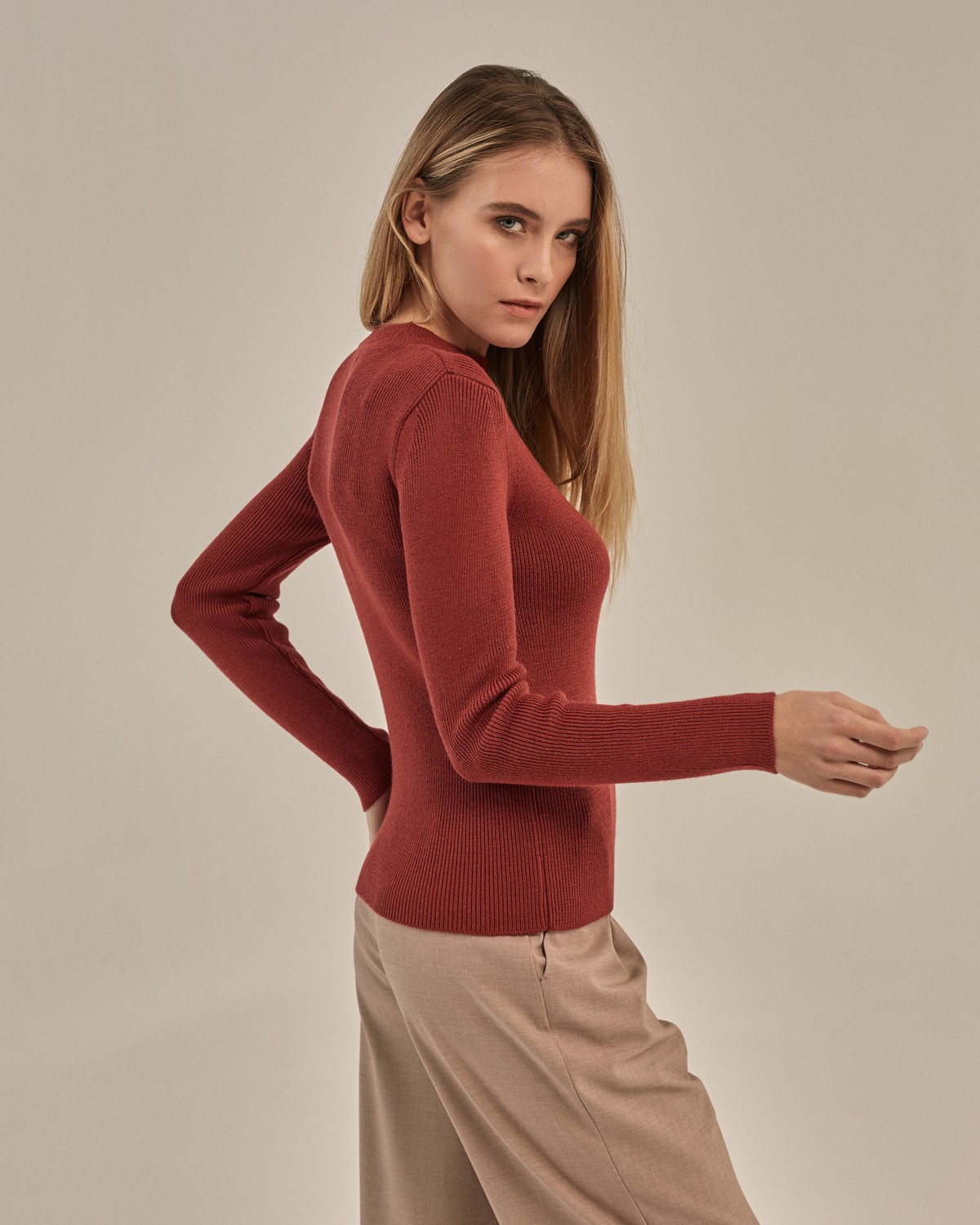 Джемпер из шерстяного трикотажа с длинным рукавом. В сочетании с юбкой в тон позволит создать расслабленный образ в стилеcasual.

На модели размер XS/S