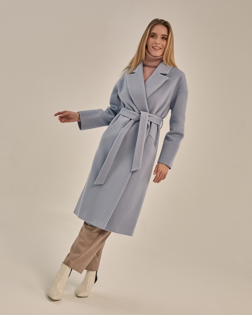 Пальто-халат Harvey со спущенным рукавом, цвет: серо-голубой Allweneed Пальто-халат из плотной шерсти. Модель прямого силуэтас английским воротником.Пальто дополнено двумя вместительными карманами,без застежки, с поясом из основного материала.
На модели размер XS