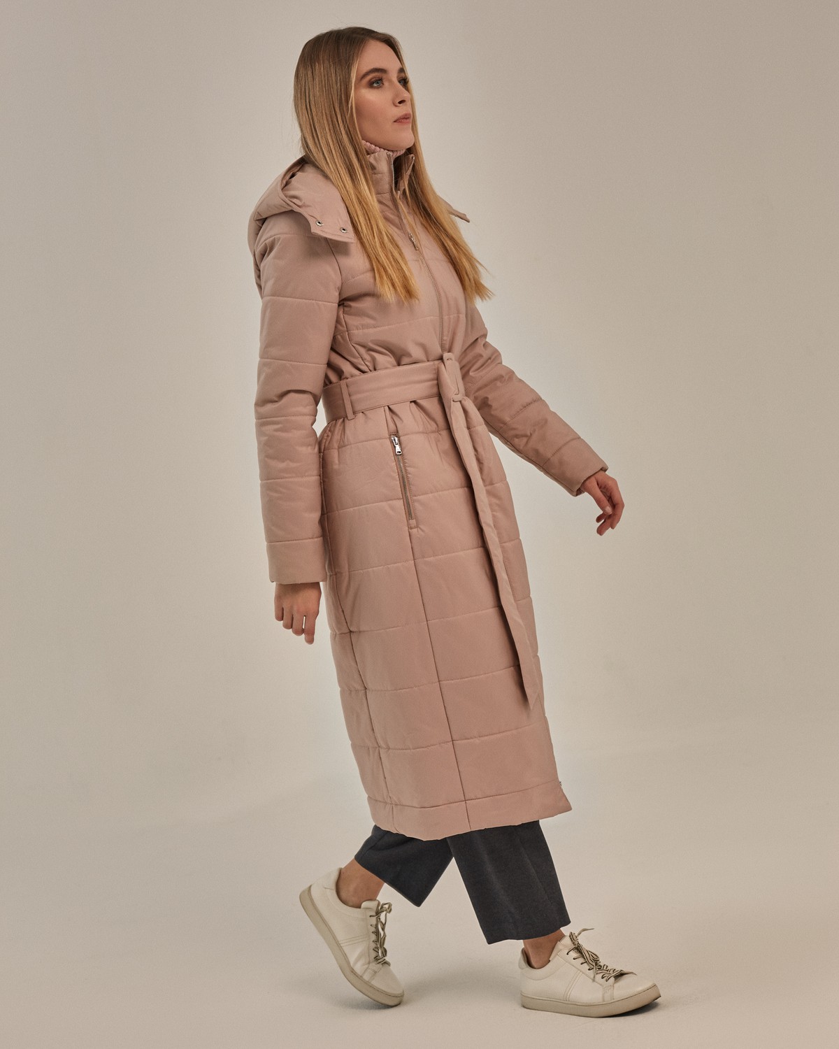 Пальто стеганое на био пухе. Модель однобортная прямого силуэта, дополнена поясом в тон изделия. Пуховик имеет карманы и теплый съемный капюшон, который способен защитить от ветра и снега.

Пуховик держит тепло до -10

На модели размер XS