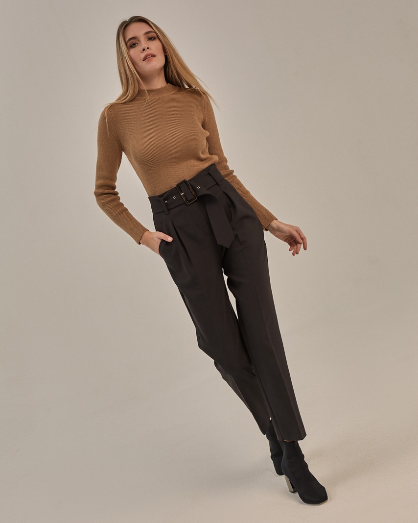 Брюки на высокой талии, цвет: Черный Allweneed Слегка зауженные брюки на высокой талии. Дополнены поясом с трендовой в этом сезоне роговой пряжкой. Сочетайте с однотонным жакетом из комплекта для создания изысканного, делового или вечернего образа. Брюки этой модели выпускаются в нашей коллекции уже несколько сезонов подряд, поэтому их посадка безупречна.
На модели размер XS