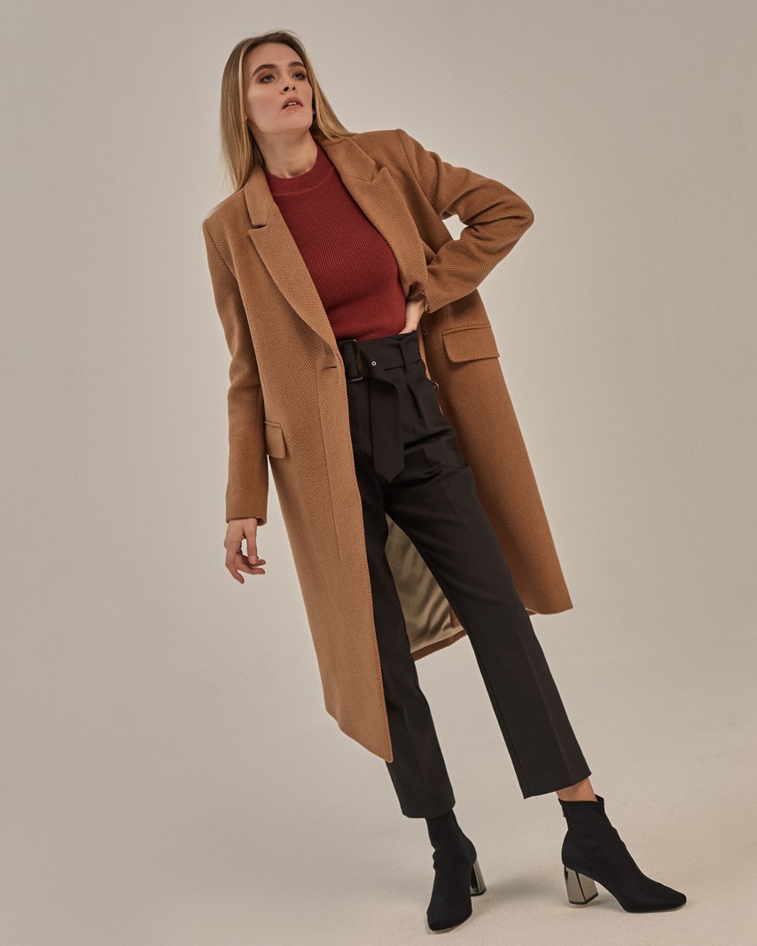 Пальто Naomi с асимметрией, цвет: кэмел Allweneed Пальто из шерсти с кашемиром прямого кроя с классической линией плеча. Однобортное, с асимметричным бортом, застегивается на одну пуговицу снаружи изделия и несколько скрытых пуговиц с внутренней стороны изделия. Идеальный вариант для любителей строгих и сдержанных силуэтов.
На модели размер XS