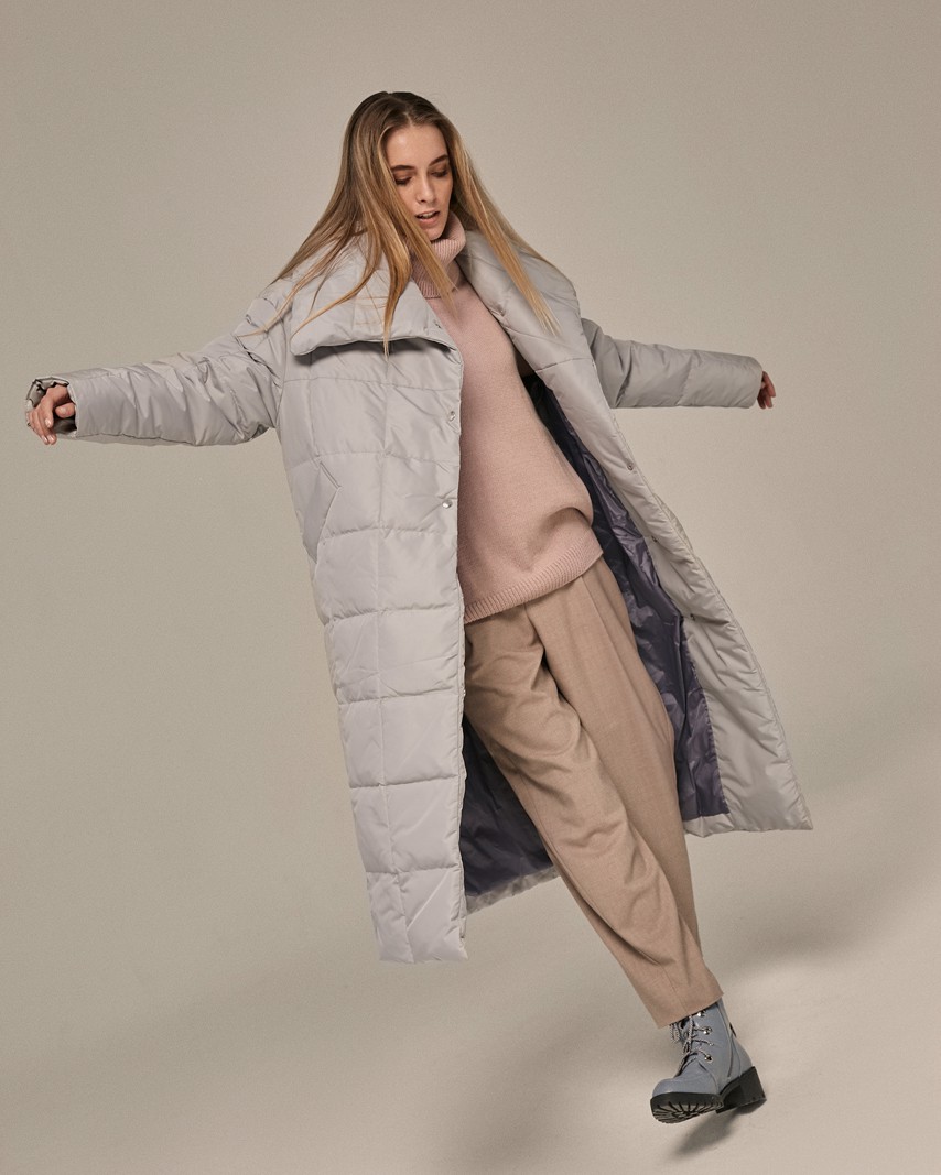 Пуховик-одеяло, цвет: светло-серый Allweneed Стеганый пуховик - пик популярности в этом сезоне. Данная модель дополненавысоким воротом. Он позволяет носить пуховик без шарфа.
Изделие дополнено втачными карманами.Застежка на кнопки.
У модели удобный крой рукава, что позволяет подвернуть или укоротить его.
Защищает от ветра и дождя, держит тепло до -25.
На модели размер XS/S