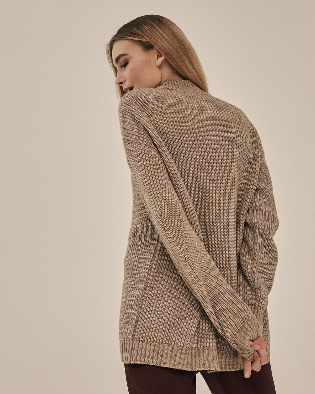 Теплый свитер с добавлением шерсти альпака. Модель дополнена фигурной вязкой спереди. Приятной особенностью является то, что свитер мягкий на ощупь и не колется. Сочетайте данную модель с джинсами или в деловом образе.