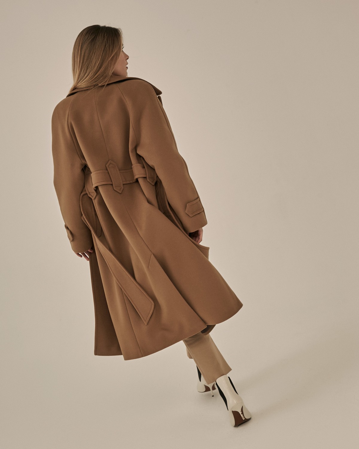 Пальто-халат длины миди с клапанами на карманах, рукавом реглан. Дополнено декоративными отстрочками и воротником-стойка с фигурным вырезом. Данная модель красиво подчеркивает женственные формы за счет пояса.

Пальто утеплено и будет греть вас до -10.

На модели размер XS