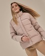 Пуховик укороченный, цвет: бежево-розовый Allweneed Укороченный прямой пуховик. Застежка на кнопки и молнию. Модель дополнена караманами. Ткань водоотталкивающая, не пропускает влагу и быстро сохнет в помещении.
Благодаря утеплителю пуховик способен выдержать холода до -25 градусов.
На модели размер XS