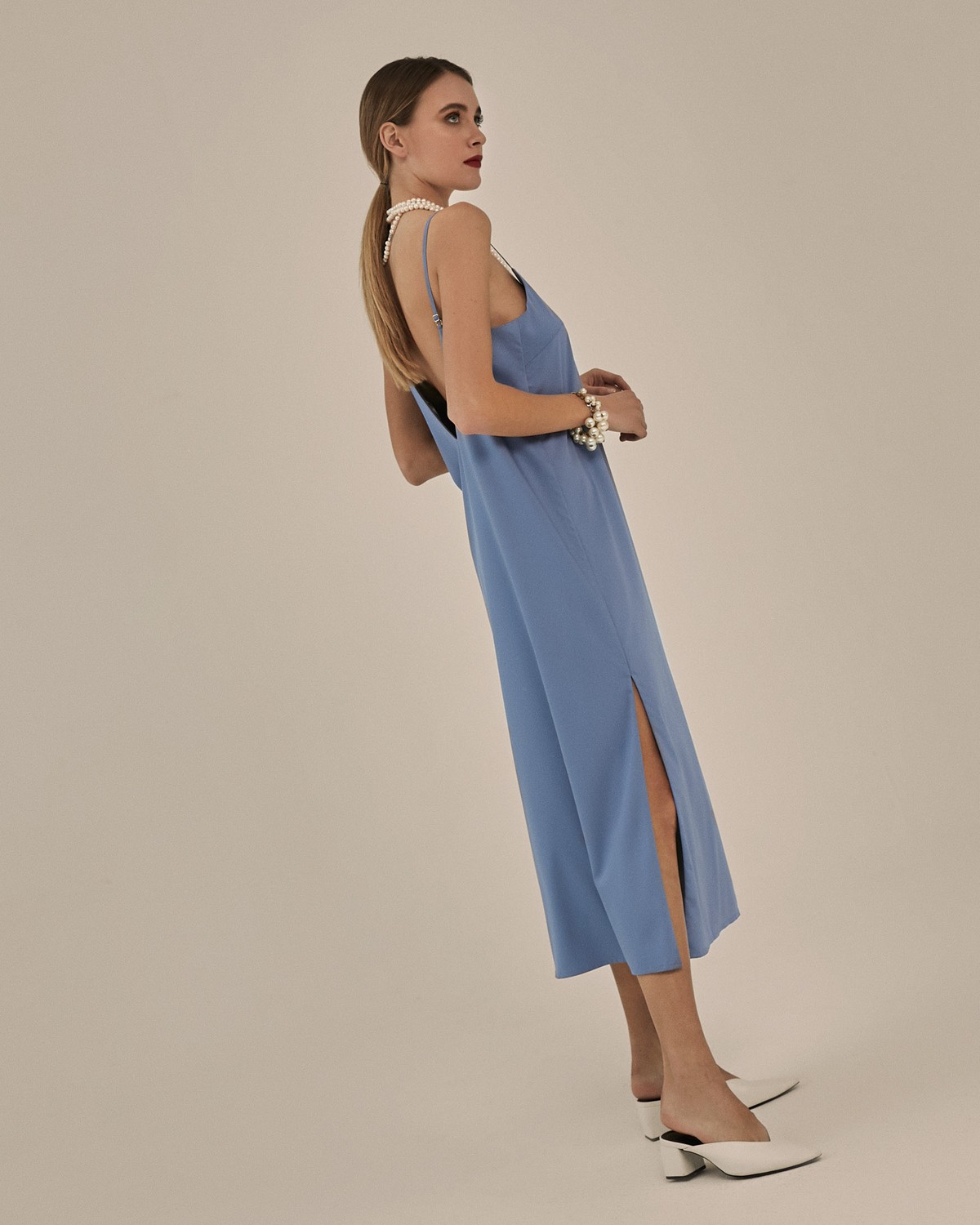 Новогоднее платье в бельевом стиле, прямого силуэта с разрезом по боковому шву. Модель дополнена глубокимфигурным вырезом на спинке. Платье выполненоиз струящейся вискозы с праздничным деликатным блеском. Создавайте женственные элегантные образы.

На модели размер XS