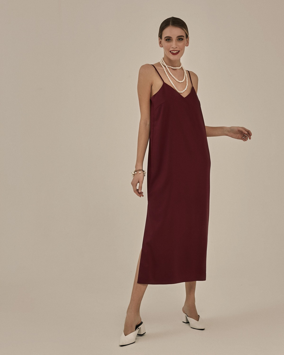 Новогоднее платье в бельевом стиле, прямого силуэта с разрезом по боковому шву. Модель дополнена глубокимфигурным вырезом на спинке. Платье выполненоиз струящейся вискозы с праздничным деликатным блеском. Создавайте женственные элегантные образы.

На модели размер XS