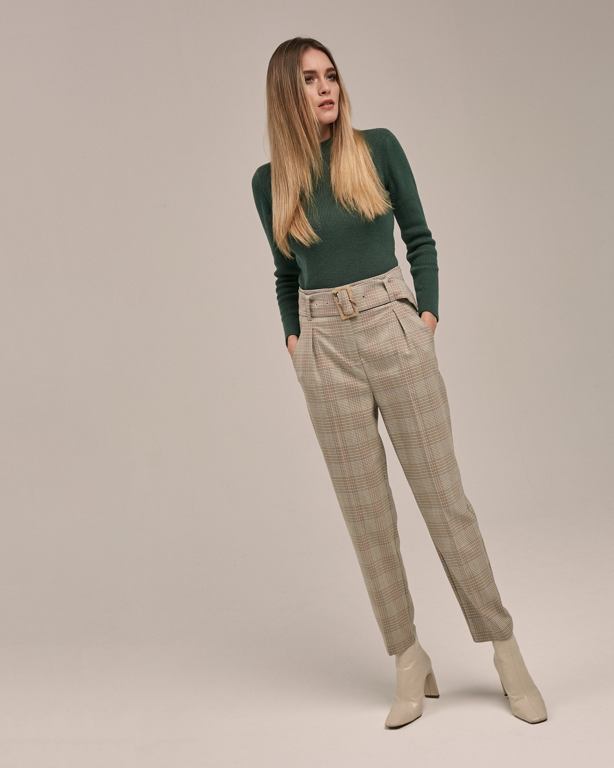 Слегка зауженные брюки на высокой талии. Дополнены поясом с трендовой в этом сезоне роговой пряжкой. Сочетайте с однотонным жакетом из комплекта для создания изысканного, делового или вечернего образа. Брюки этой модели выпускаются в нашей коллекции уже несколько сезонов подряд, поэтому их посадка безупречна.

На модели размер XS