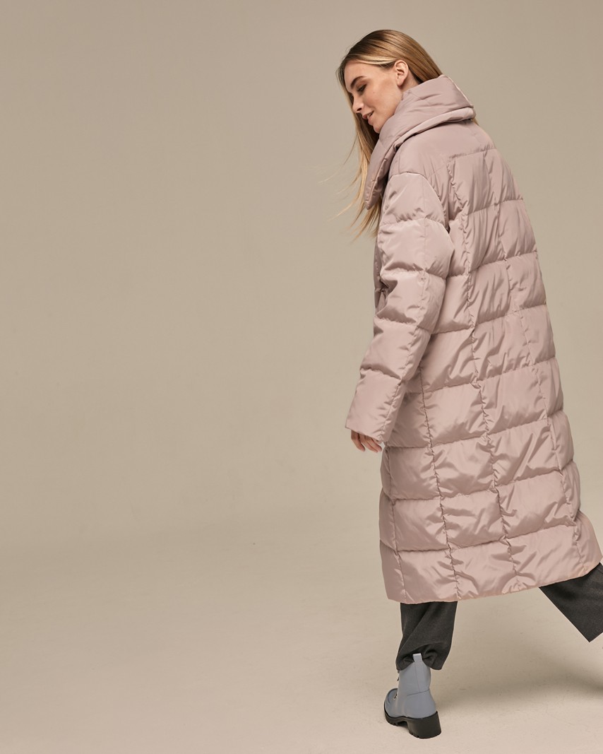 Стеганый пуховик - пик популярности в этом сезоне. Данная модель дополненавысоким воротом. Он позволяет носить пуховик без шарфа.
Изделие дополнено втачными карманами.Застежка на кнопки.
У модели удобный крой рукава, что позволяет подвернуть или укоротить его.

Защищает от ветра и дождя, держит тепло до -25.

На модели размер XS/S