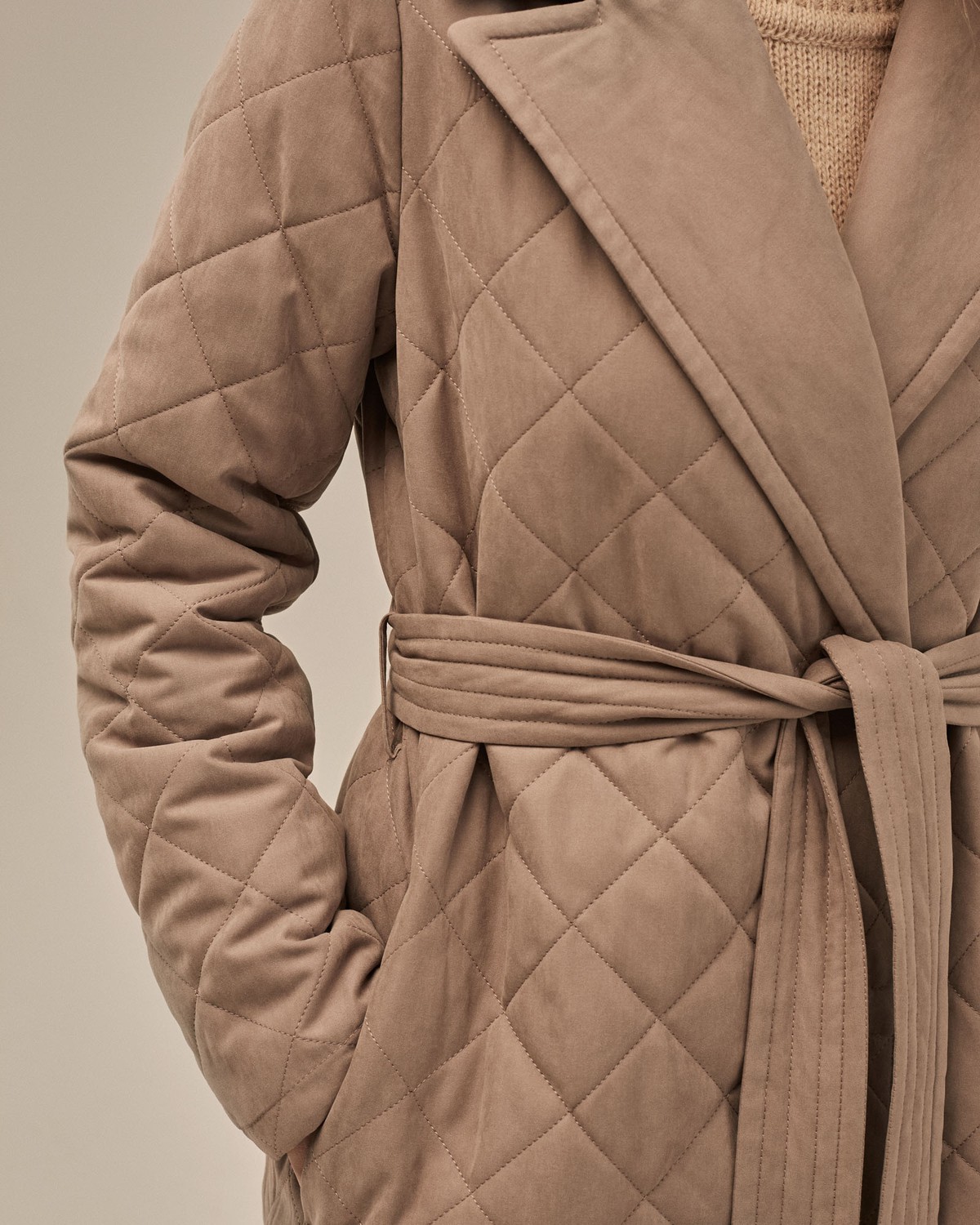 Однобортное стеганое пальто на тонком синтепоне, прямого силуэта. Полочка с центральной бортовой застежкой на 3 пришивные кнопки. Модель дополнена английским воротником и съемным поясом в тон изделия.

Пальто выдержит холод и будет греть вас до -10 градусов.

На модели размер XS