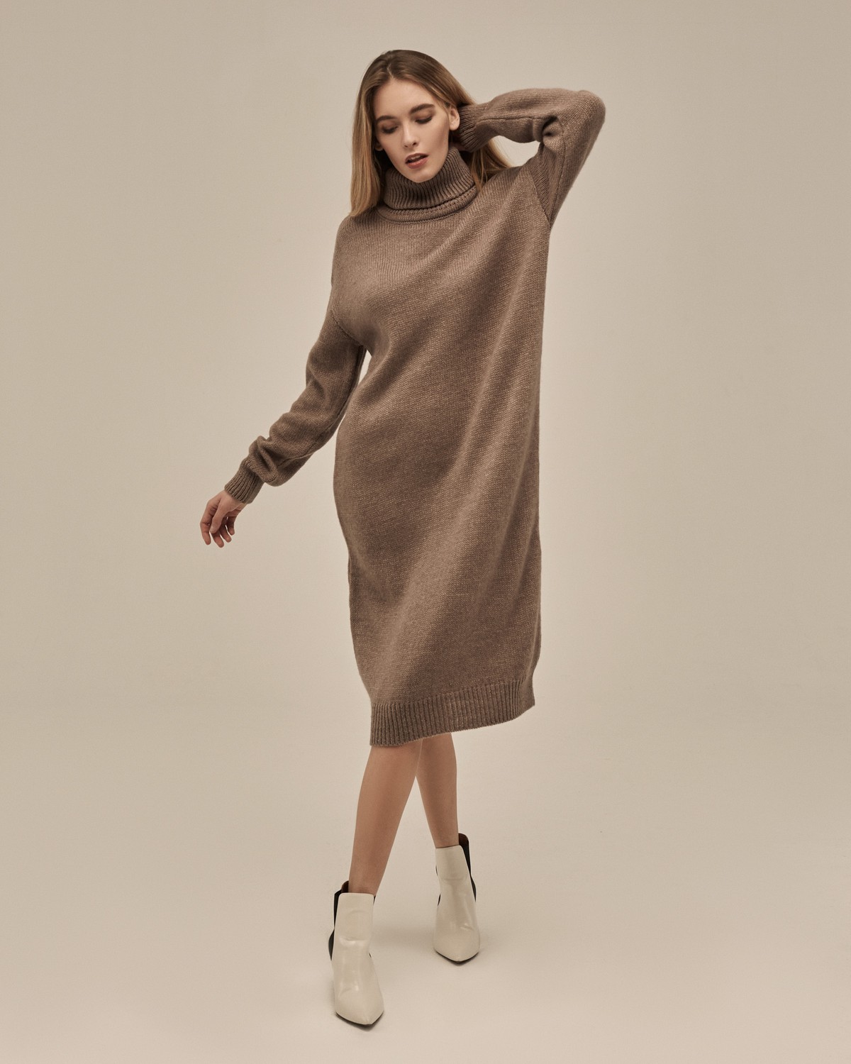 Трикотажное платье длины миди прямого кроя. Дополнено широким высоким воротом. По низу рукава и низу изделия притачан манжет, что создает удобство при ношении платья. Идеальный вариант для прохладных зимнихпрогулок и уютных посиделок с друзьями.
