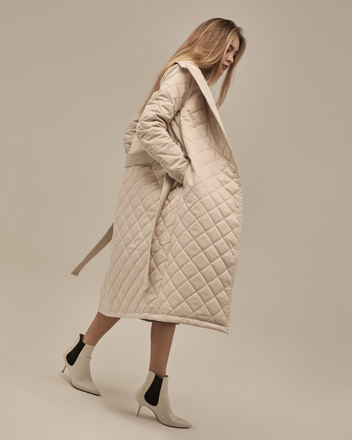 Стеганое пальто, цвет: светло-бежевый Allweneed Однобортное стеганое пальто на тонком синтепоне, прямого силуэта. Полочка с центральной бортовой застежкой на 3 пришивные кнопки. Модель дополнена английским воротником и съемным поясом в тон изделия.
Пальто выдержит холод и будет греть вас до -10 градусов.
На модели размер XS