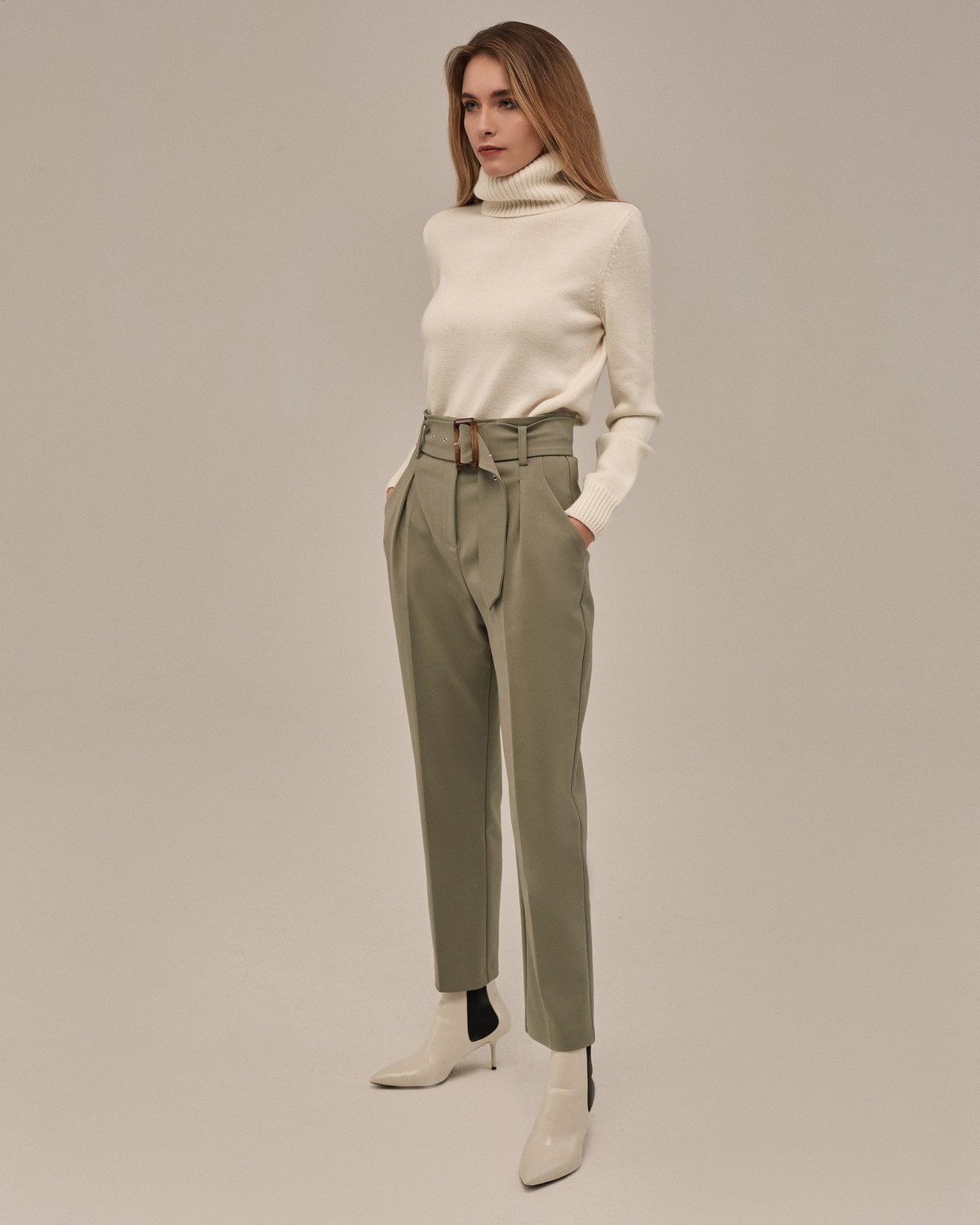 Слегка зауженные брюки на высокой талии. Дополнены поясом с трендовой в этом сезоне роговой пряжкой. Сочетайте с однотонным жакетом из комплекта для создания изысканного, делового или вечернего образа. Брюки этой модели выпускаются в нашей коллекции уже несколько сезонов подряд, поэтому их посадка безупречна.

На модели размер XS
