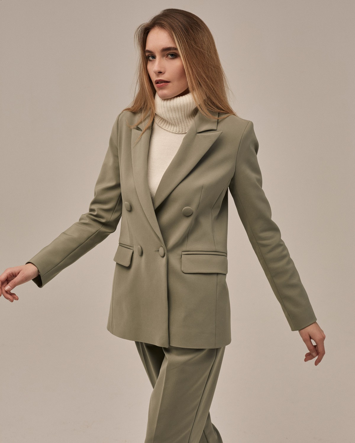 Двубортный жакет свободного кроя с обтяжными пуговицами и клапанами на карманах. Сочетайте с брюками в тон для создания изысканного, делового или вечернего образа. Бестселлер базовой коллекции, который мы повторили этой осенью в глубоких природных оттенках.

На модели размер XS