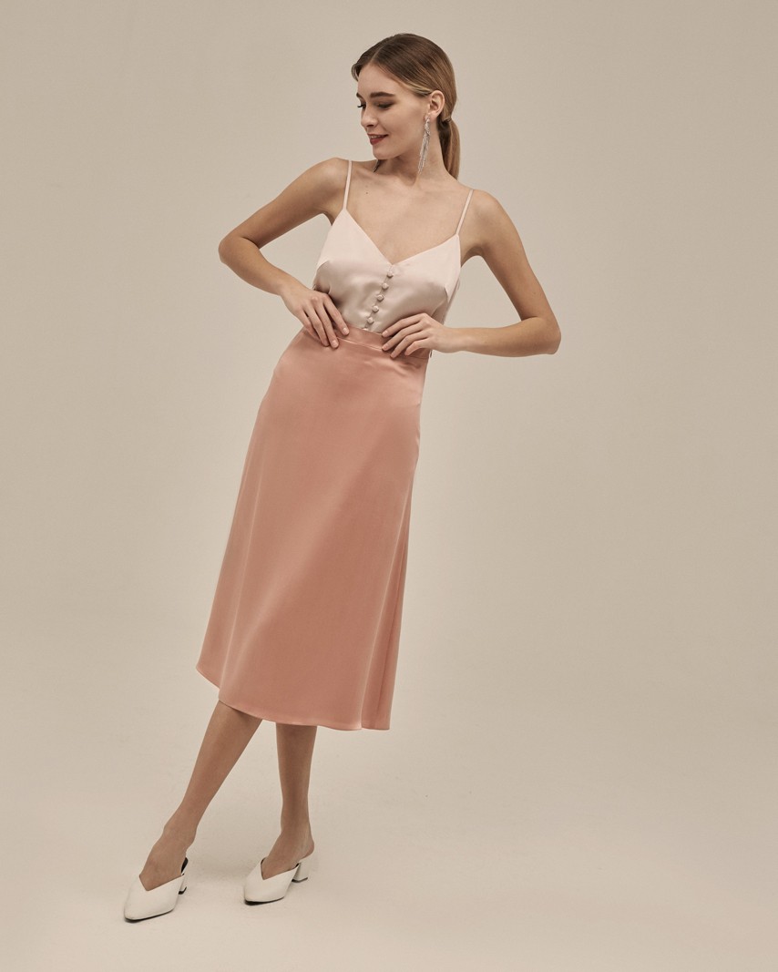 Юбка прямого кроя, выполненная из 100% шелка с эффектом мокрого шелка, который придает бархатистое сияние. Модель дополнена отрезным поясом и потайной молнией сбоку. Юбку можно сочетать с топом в бельевом стиле или с блузами для создания вечернего образа.

На модели размер XS