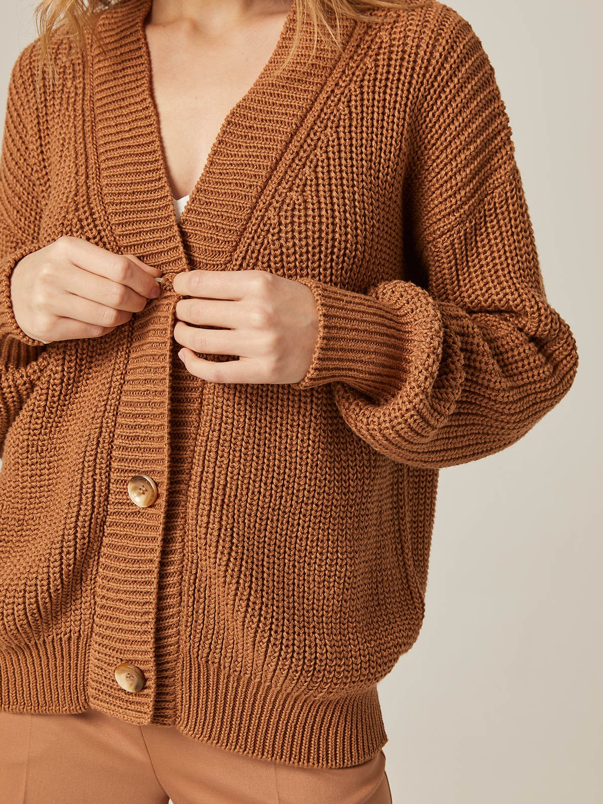 Кардиган трикотажный на пуговицах, цвет: кофейный Allweneed Кардиган oversize с V-образным вырезом и спущенным плечом. Модель дополнена 3 роговыми пуговицами. Дополните теплый и уютный образ бельевым топом или футболкой.
На модели размер one size