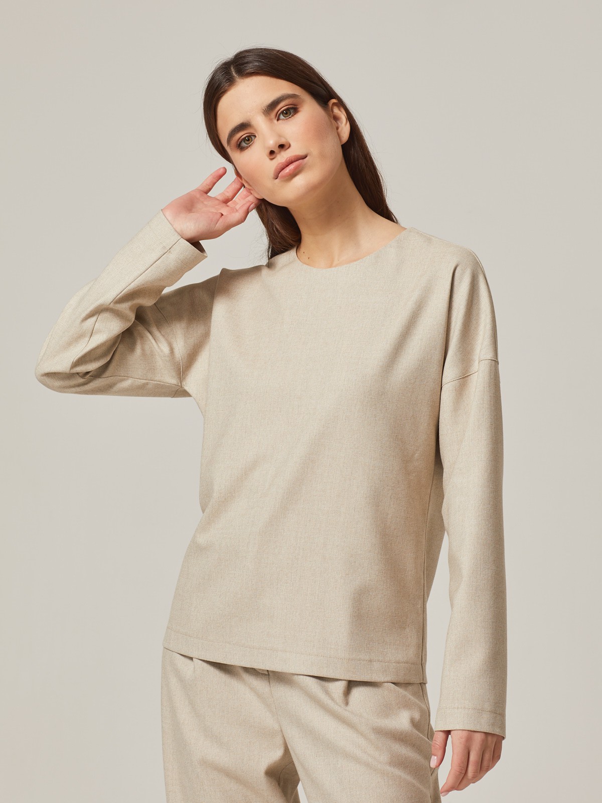 Свитшот свободного кроя со спущеным плечом. Модель дополнена потайной молнией на спинке. Идеальный вариант для расслабленных образов. Дополните свитшот свободными брюками и отправляйтесь на прогулку.

На модели размер XS